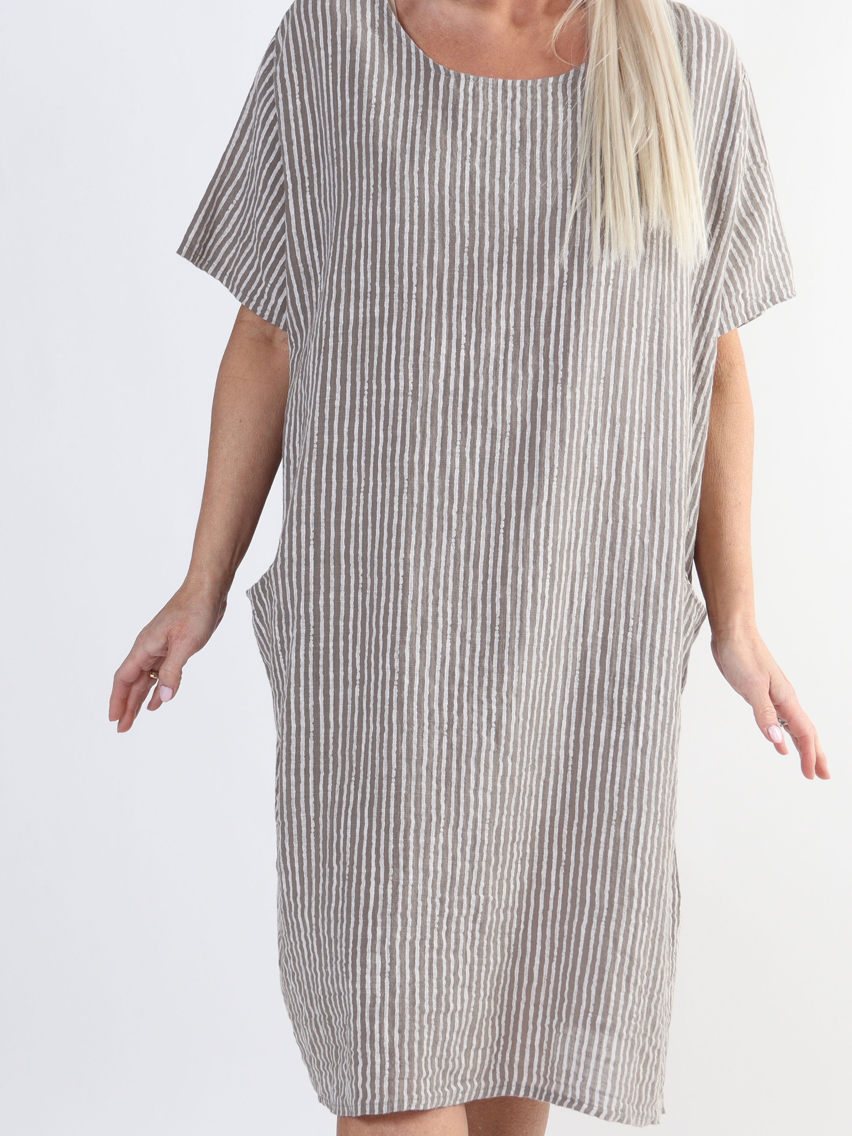 Louise - Fin stribet plus size kjole i hørlignende stof i bomuld